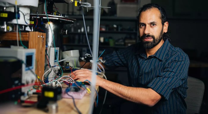 OSU Cascades Faculty Bahman Abassi in his lab